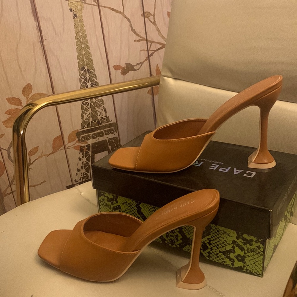 Square toe heels used once